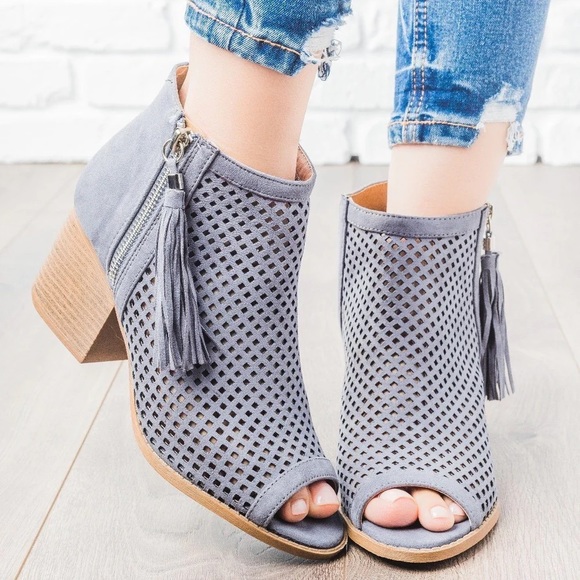 Qupid Core 18 peep toe tassel booties EUC - Picture 5 of 6